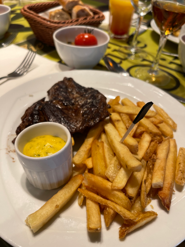 Bistrot Chez Rémy - Hauptgang Steak mit Pommes und Ratatouille