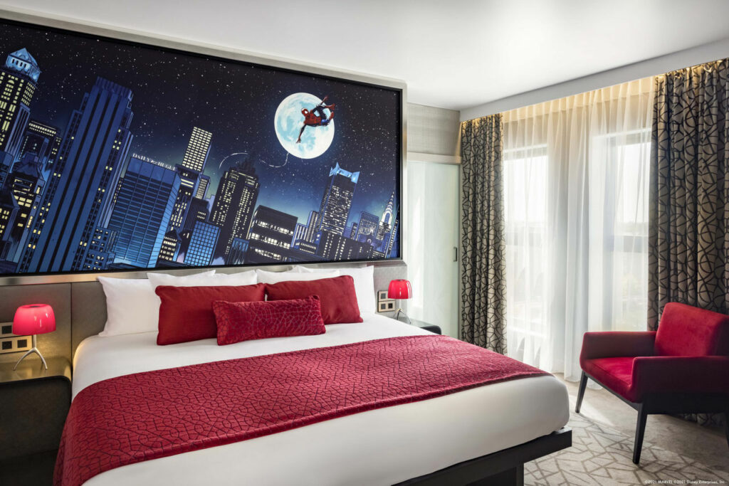 disneyland-paris-2021-hotel-new-york-the-art-of-marvel-spider-man-suite