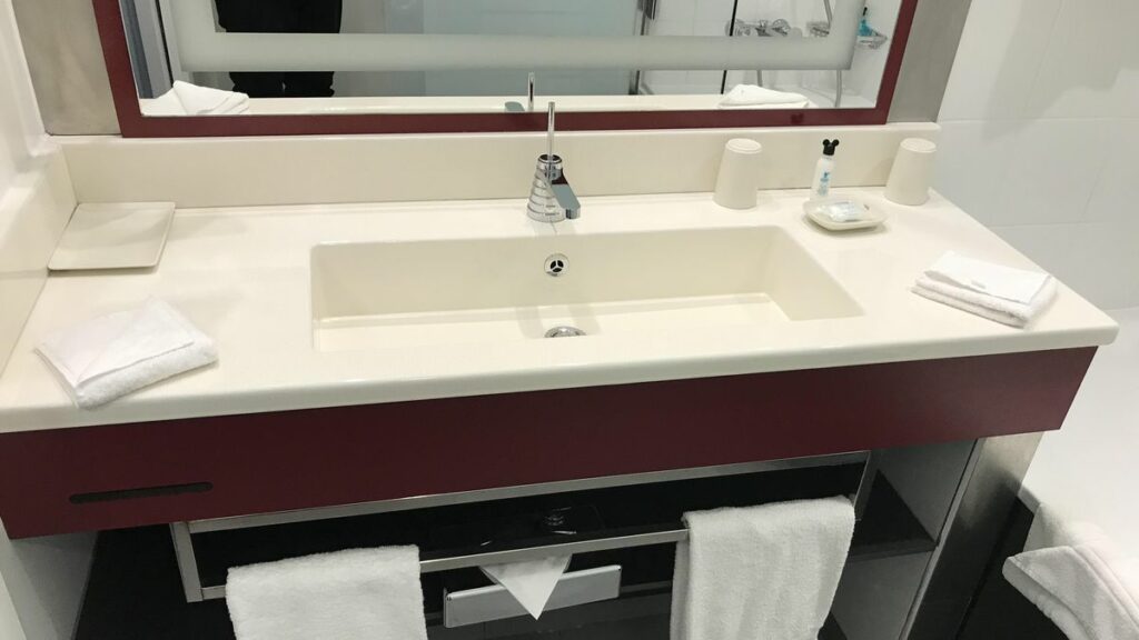 marvel hotel disneyland paris bathroom