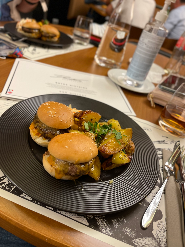 downtown-restaurant-disneyland-paris-burger-hauptgang