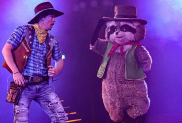 Freizeit- und Ferienpark Slagharen präsentiert neue Zirkusshow mit internationalen Artisten, Banditen und Waschbären!