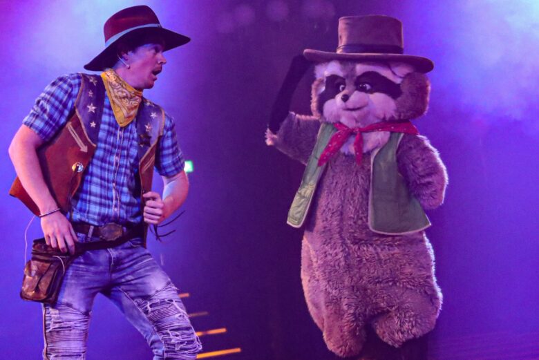 Freizeit- und Ferienpark Slagharen präsentiert neue Zirkusshow mit internationalen Artisten, Banditen und Waschbären!