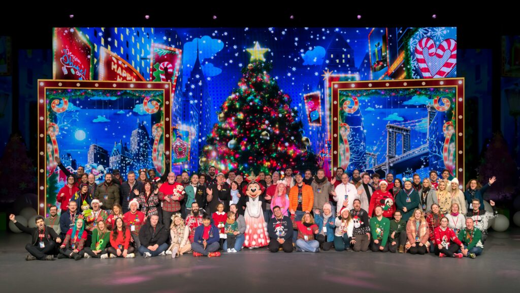 InsidEars Weihnachtsevent - Gruppenfoto mit Minnie Maus