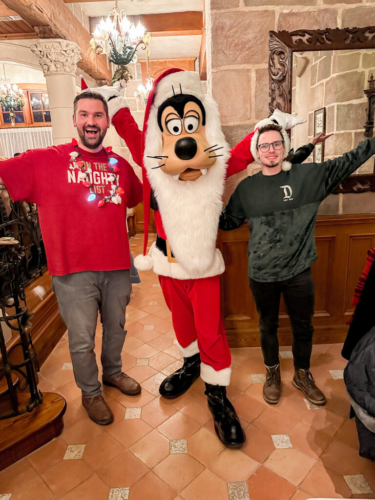 InsidEars Weihnachtsevent 2022 - Foto mit Goofy und Freizeitpark Journey