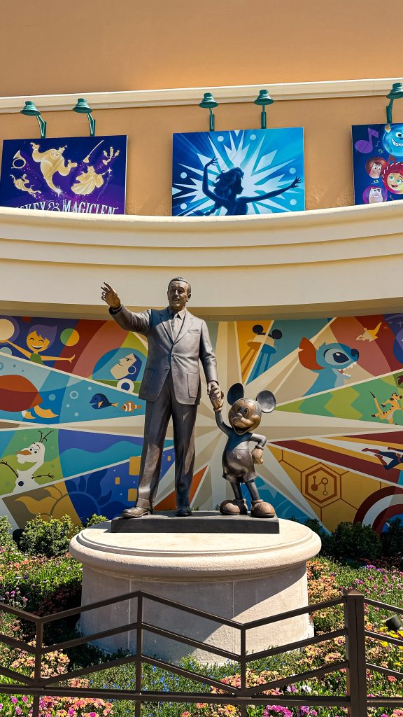 Disney Adventure World Eingang Walt und Mickey