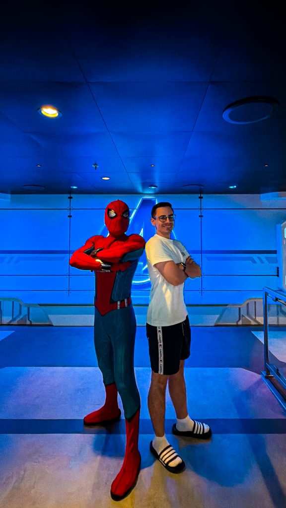 cedricerlebt mit spiderman auf der disney wish