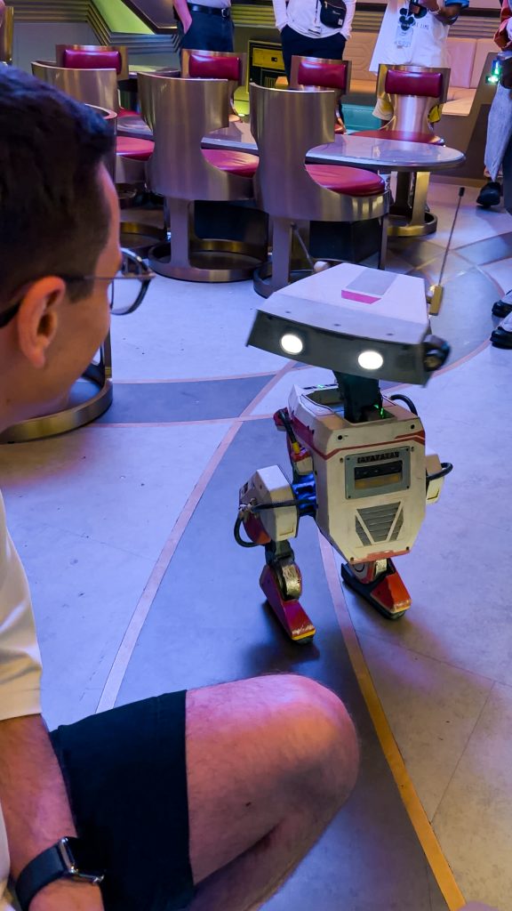 cedricerlebt mit star wars roboter auf der disney wish