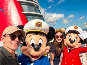 cedricerlebt und finja mit micky maus und minnie maus an board der disney wish