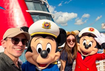 cedricerlebt und finja mit micky maus und minnie maus an board der disney wish