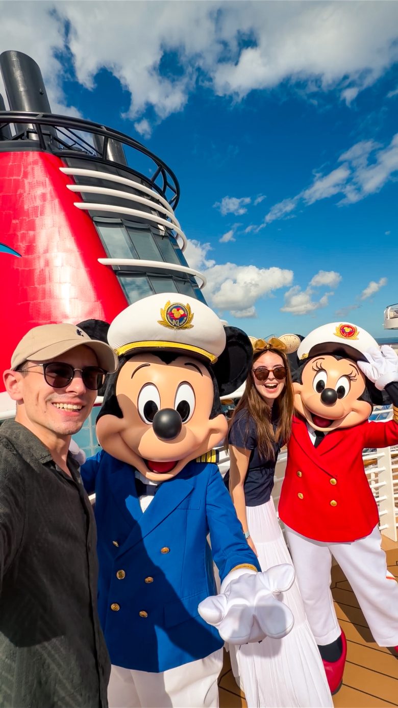 cedricerlebt und finja mit micky maus und minnie maus an board der disney wish